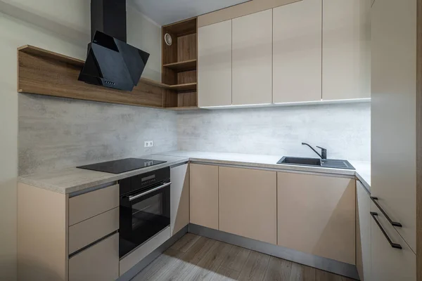 Interior modern dari dapur krem baru dengan oven. Rak kayu.. — Stok Foto