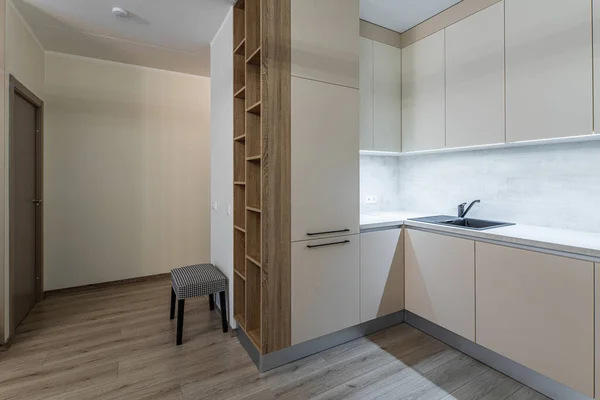 现代的内部。厨房在公寓里米色的橱柜木制货架. — 图库照片