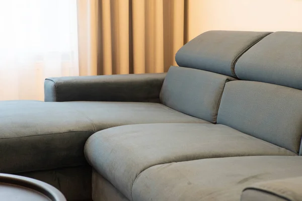 Närbild av mjuk mysig soffa i vardagsrummet. Nya moderna möbler. — Stockfoto