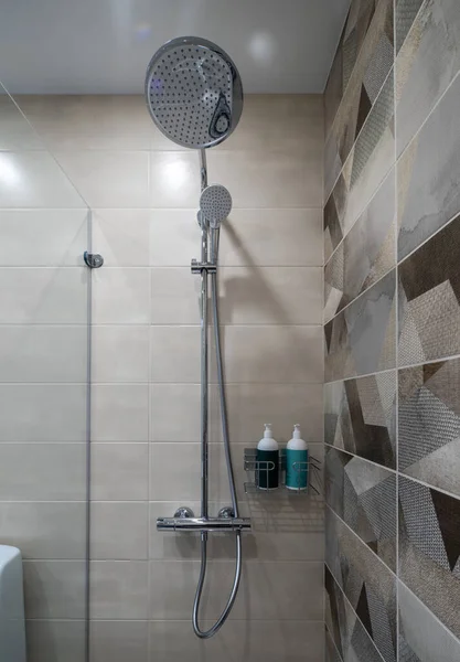 Großaufnahme der Dusche. Moderner Innenraum des Badezimmers. — Stockfoto