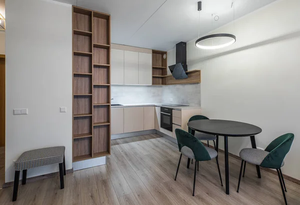 Moderní světlý interiér studio apartmánu. Kuchyň. Obývací pokoj. — Stock fotografie