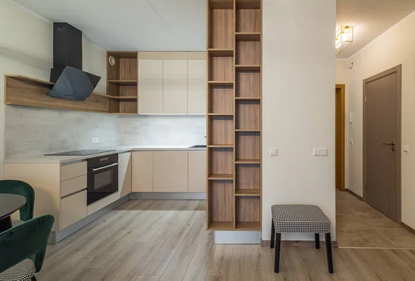 Nowoczesne światło wnętrza studio apartamentu. Kuchnia. Pokój dzienny. — Zdjęcie stockowe