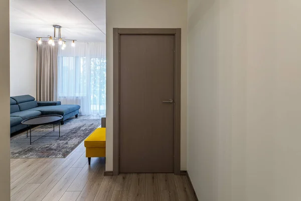 Safranın içinde, oturma odasının modern ışığı. Kapalı kapı. — Stok fotoğraf