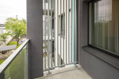 Lüks konut kompleksinde balkon. Modern tasarım. Metal disk bölümü.