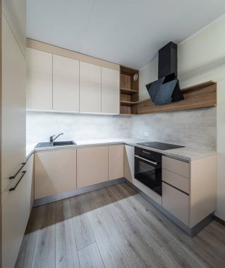 Fırınlı yeni bej mutfağın modern iç tasarımı. Ahşap raflar.