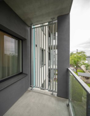 Lüks konut kompleksinde balkon. Modern tasarım. Metal disk bölümü.