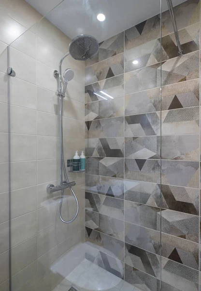 Moderno interior de baño en apartamento. Azulejo beige. Ducha. — Foto de Stock