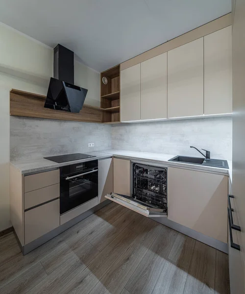 Interior moderno de la nueva cocina de color beige con horno. Estantes de madera. — Foto de Stock