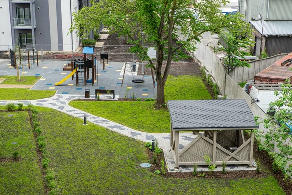 Двор современного нового жилого дома с детской площадкой. — стоковое фото
