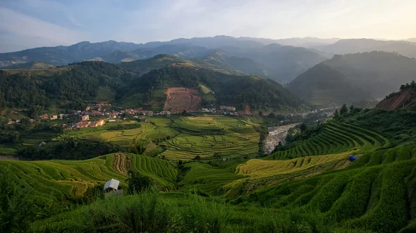 Ladang padi di teras musim hujan di Mu Cang Chai, Yen Bai, Vietnam — Stok Foto