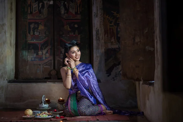 Hermosa chica tailandesa en traje tradicional tailandés. Estilo ayuttaya . —  Fotos de Stock