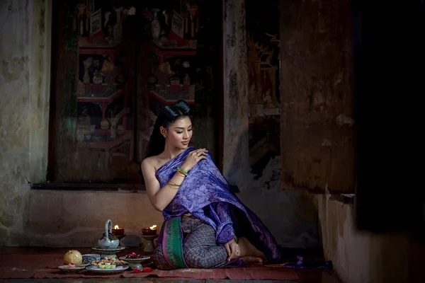 Bella ragazza tailandese in costume tradizionale tailandese. Stile Ayuttaya . — Foto Stock