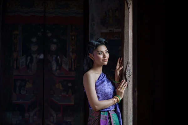 Bella ragazza tailandese in costume tradizionale tailandese. Stile Ayuttaya . — Foto Stock