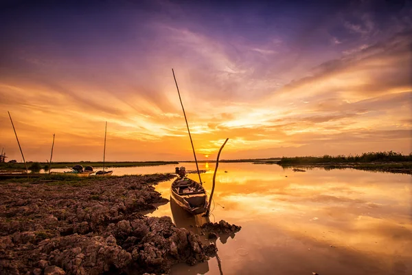 Mooie zonsondergang op de Oceaan in de zomer — Stockfoto