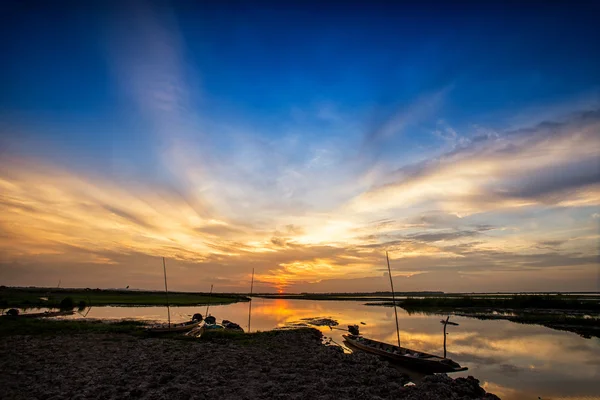 Mooie zonsondergang op de Oceaan in de zomer — Stockfoto