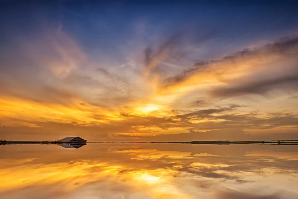 Krásný západ slunce na moři na léto — Stock fotografie