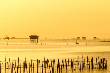 Gündoğumu zaman Tay balıkçı köyü Bangtaboon Petchaburi, inci
