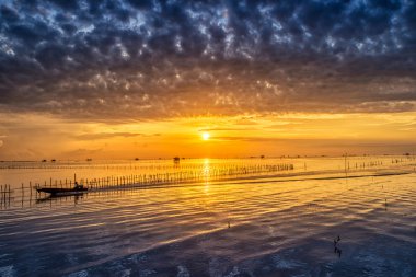 Gündoğumu zaman Tay balıkçı köyü Bangtaboon Petchaburi, inci