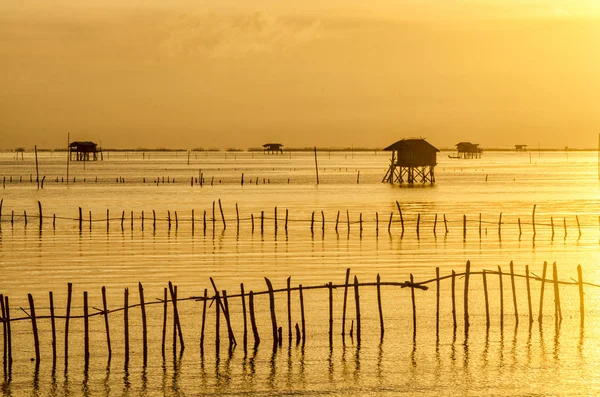 Sunrise tijd Thaise vissersdorp in Bangtaboon Petchaburi, Th — Stockfoto