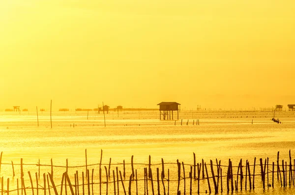 Sunrise tid thailändska fisherman village i Bangtaboon Petchaburi, Th — Stockfoto