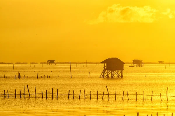 Východ slunce čas thajské rybářské vesnice v Bangtaboon Petchaburi, Th — Stock fotografie