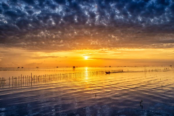 Sunrise tid thailändska fisherman village i Bangtaboon Petchaburi, Th — Stockfoto