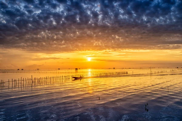 Hora do nascer do sol Aldeia de pescadores tailandeses em Bangtaboon Petchaburi, Th — Fotografia de Stock