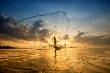 Yatay, Pakpra, Phatthalung, inci güneş doğarken balıkçı