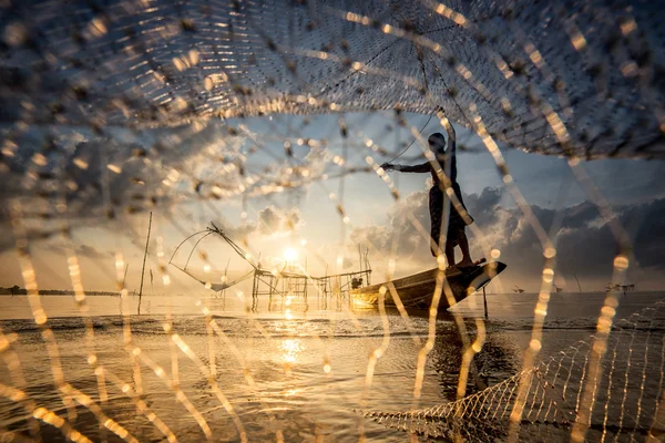 Paesaggio di Pakpra con pescatore all'alba a Phatthalung, Th — Foto Stock