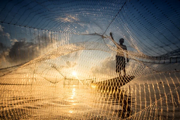 Paysage de Pakpra avec pêcheur au lever du soleil à Phatthalung, Th — Photo