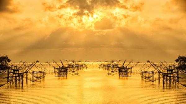 Fiskaren verktyg med soluppgången, med orange himmel, på Pakpra, Phatthal — Stockfoto