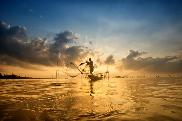 Paesaggio di Pakpra con pescatore all'alba a Phatthalung, Th — Foto Stock