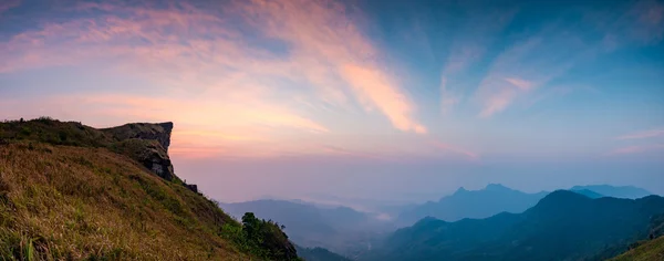 Nascente do sol montanhas de rocha Phu Chi Fa View Point no distrito de Thoeng — Fotografia de Stock