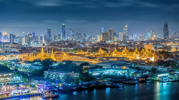 Alacakaranlıktaki büyük saray Bangkok, Tayland — Stok fotoğraf