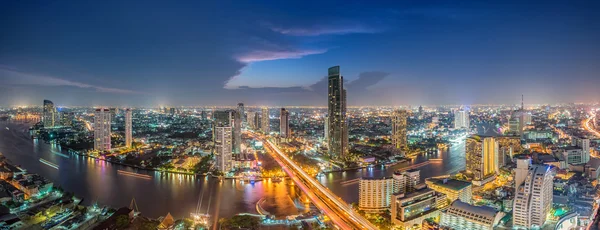 Bangkok Transporte al anochecer con Modern Business Building alo — Foto de Stock