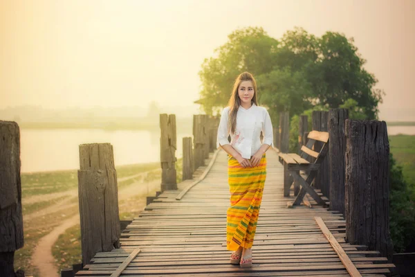 Beautiful girl in Mamdalay Myanmar traditional costume, Burmese — Stock Photo, Image