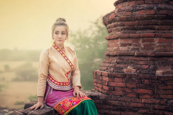 Myanmar geleneksel kostüm, kimlik kültür güzel kız — Stok fotoğraf