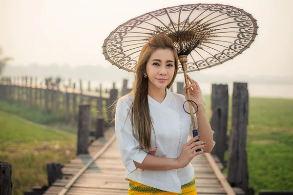 Den vackra burmesiska kvinnan i Myanmar traditionell dräkt, med — Stockfoto