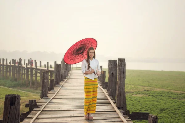 The beautiful Burmese woman in Myanmar traditional costume,with — Stock Photo, Image