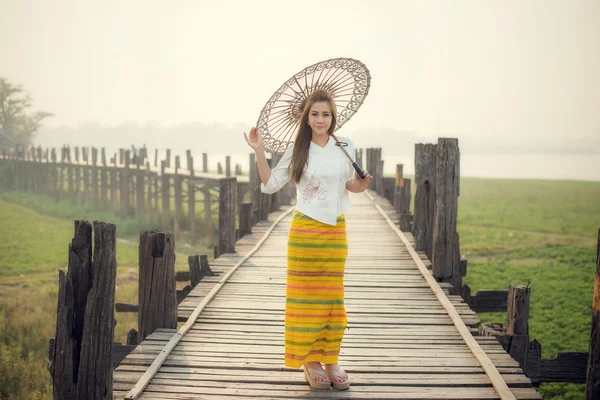 De mooie Birmese vrouw in klederdracht van Myanmar, met — Stockfoto