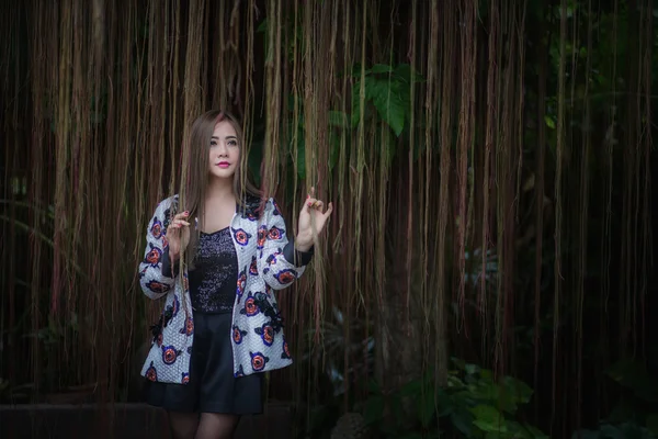 Porträt einer schönen Mode Mädchen tragen traditionelle in Baum — Stockfoto