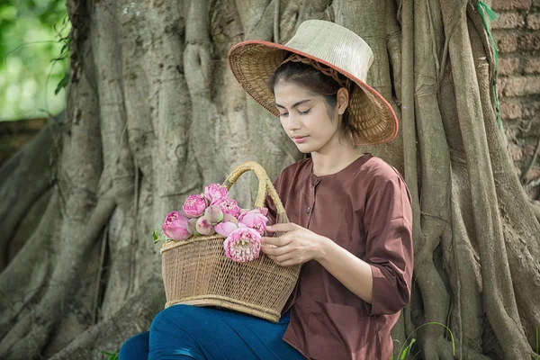 Beautiful Asian Woman dressed in traditional costume of Thailand — Stock Photo, Image