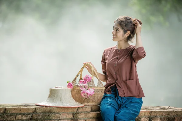 Vacker asiatisk kvinna klädd i traditionell dräkt av Thailand — Stockfoto