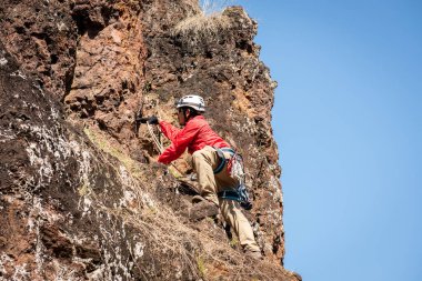 Kurtarıcılar ya da dağcılar karanlık mağaralardaki mağaralara hızlı bir iple inerler.