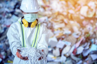 Atık işleme tesisi. Fabrikada plastik şişeleri işlemek ve geri dönüşüm için teknolojik işlemler. İşçi geri dönüşüm fabrikası, mühendisler bulanık veya bulanık..