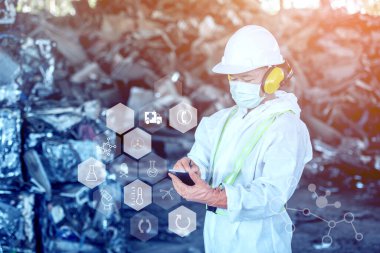 Atık işleme tesisi. Fabrikada plastik şişeleri işlemek ve geri dönüşüm için teknolojik işlemler. İşçi geri dönüşüm fabrikası, mühendisler bulanık veya bulanık..