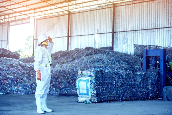 Avfallsbehandlingsanläggning Teknisk Process Plastflaskor Fabriken För Bearbetning Och Återvinning Arbetstagarens — Stockfoto