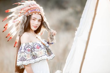 Boho bohem kız sonbahar tarlasında Hint Maxi elbisesi ve mücevheri giyer.