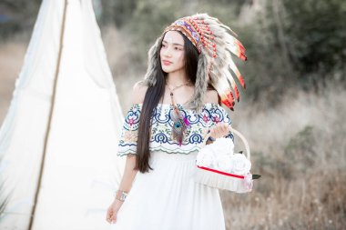 Boho bohem kız sonbahar tarlasında Hint Maxi elbisesi ve mücevheri giyer.