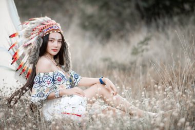 Boho bohem kız sonbahar tarlasında Hint Maxi elbisesi ve mücevheri giyer.